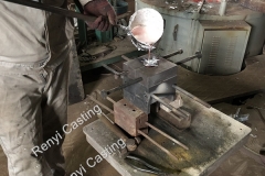 Mannual puring aluminum into gravity mold