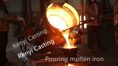 Pouring-molten-iron